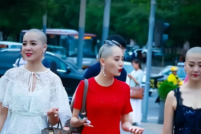 搔首弄姿，与游客寻欢作乐五台山美貌“尼姑”为何能如此放肆？