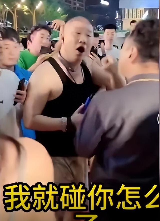 让女主播脱衣服，直播惊动警察，4000万网红二驴的下场，大快人心