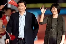15年中国女排夺冠，郎平对汪嘉伟笑道：你别光祝贺，还要有点表示图片