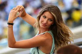 吉娘娘的伤心经历：出道时被迫几乎赤身出场，走秀时在雨中流泪图片