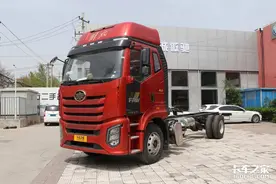 全部搭载6缸动力，最新6米8中卡配置一个比一个豪华图片