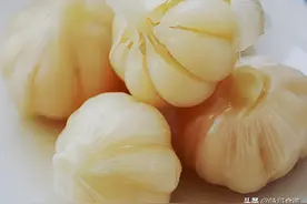 把大蒜变成脆嫩甜酸色泽美观有光泽感的红褐色乳白色的好方法图片