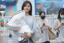 穿搭美图｜街拍手捧鲜花的甜美小姐姐图片