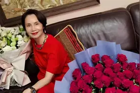 央视徐俐近照，皮肤黑却很优雅高贵，她说：我是丈夫的小可爱图片