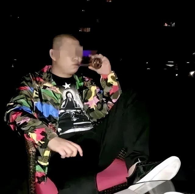 让女主播脱衣服，直播惊动警察，4000万网红二驴的下场，大快人心