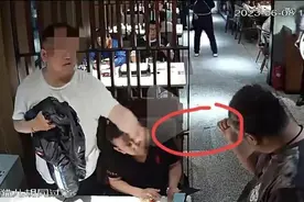 太狠了！黑龙江烧烤店发生恶性打架事件，男子被铁签戳脸不敢还手图片