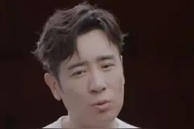 3岁丧父，吃姐姐奶水长大，成名后为8个哥姐买房，如今成全家骄傲图片