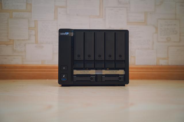 历史低价买到九盘位万兆 NAS 机皇：威联通 TS-H973AX