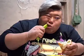河北小伙560斤，6岁吃7碗米饭，身体不堪重负直播间关闭图片