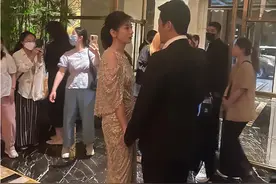 “吴京与贾静雯牵手聊天”引争议，网友称两人已婚不合适图片