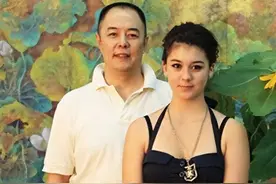 加入英国籍的张铁林，终于因他的“狂妄自大”，走上了“不归路”图片