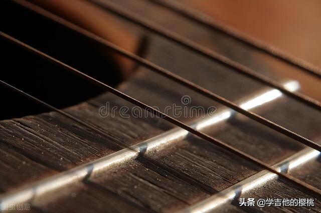 「吉他调弦」初学者一分钟搞懂：调弦的3种方法与技巧要领！干货