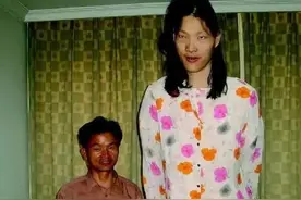 安徽女巨人：比姚明高10厘米，鞋子穿78码，最大的梦想是吃顿饱饭图片