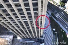 两工人被困49层高楼外立面，消防上演200米高空缓降救援图片