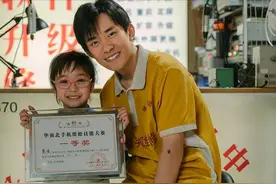 刘德华曾埋下的种子，如今又变出一张王牌！易烊千玺新片口碑炸裂图片