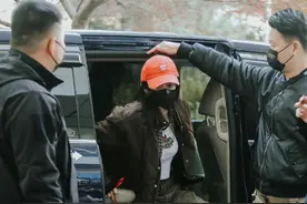 杨幂私服，棒球服外套棉衣，格子衬衣，内搭背心，时尚感太强了图片