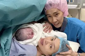 40岁李宗伟官宣三胎得子，陪妻子进产房超暖，脸颊凹陷瘦成皮包骨图片