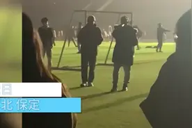 河北高校男生操场上唱歌，歌声惊艳全场：这大概就是青春的样子图片