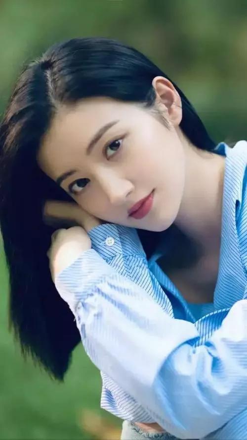 美女校花在线露点,网友开始欣赏模式32岁景甜罕走性感风,穿紧身深v裙