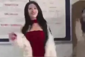 网传：女子衣着暴露在人民调解室热舞图片