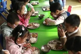 黑龙江一幼儿园晒“硬菜”走红，令人咋舌，却被质疑不适合孩子吃图片