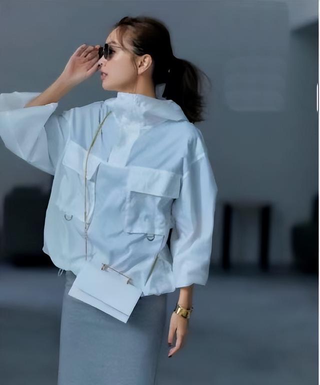 人人都说“灰色”高级，为什么一穿就灰头土脸？不懂这几点，必输