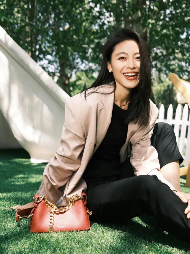 女人味跟气质哪个好,30岁还是40岁的女性,穿什么衣服更显气质?