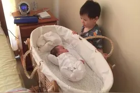 二宝出生后，大宝应该和谁睡？过来人用事实告诉你答案，别选错了图片