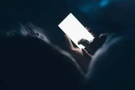 偷看“成人网站”后，手机出现三种症状，说明你的手机可能已中毒图片