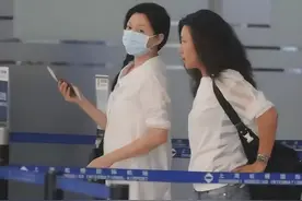 大S出境素颜照尽显清纯，白色衬衫裙搭配麻花辫，再现经典杉菜美图片