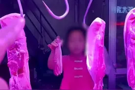山东10岁女孩独自卖肉手法熟练，边守摊边带妹妹：妈妈生三胎去了图片