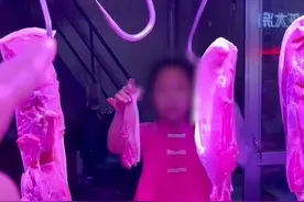 山东10岁女孩独自卖肉手法熟练，边守摊边带妹妹：妈妈生三胎去了图片