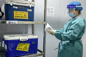 谁不是咬着牙在坚持？”一位核酸样本“摆渡人”的自述图片