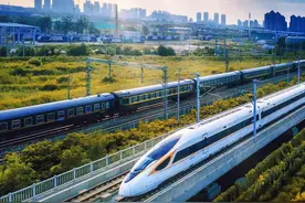 高铁“关音菩萨”难当！为求静音，有社恐00后直接投诉高铁乘务员图片