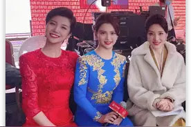 53岁周涛再主持山东春晚，坐c位气质佳，和90后女主持同框似同龄图片
