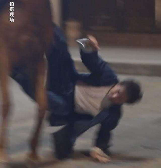 成龙拍戏摔下马头撞水泥地