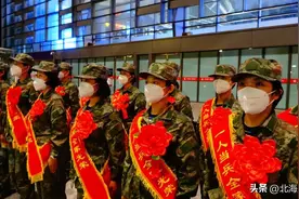 看姑娘们穿上军装的样子，真飒！图片