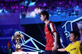 2-1！苏迪曼杯最新战报：中国队扳回一盘，石宇奇逆转奈良冈功大图片