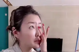 娇娇称被赶尽杀绝！抱女儿搬离豪宅太憔悴，控诉赵本山视频全删除图片