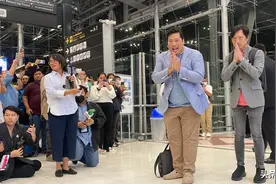 泰国“流亡”王子返美 大批民众相送泪洒现场图片