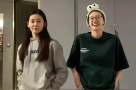 苗苗真是个狠人！挺大孕肚穿T恤配长裤跳舞，全程扭腰摆胯幅度大图片