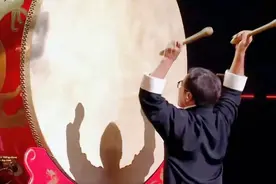 香港这一夜让内娱成了笑话，王一博等顶流全假唱，华晨宇成现眼包图片