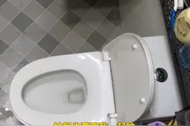 男子给家里一个卫生间安两个马桶，妻子：早上不用排队上厕所，但隔断没砌到顶一起用味道不好图片