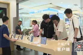 华为Mate 60系列手机在十堰热销，线下门店一机难求图片