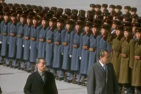 1972年美国尼克松总统访华，三军仪仗队杀气腾腾，看着非常震撼！图片