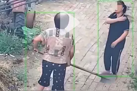 老人拿铁锹击打邻居，背后原因被扒出，网友：打得好图片