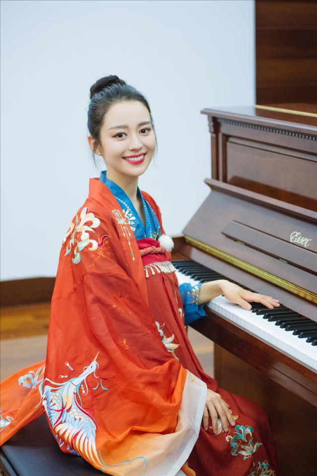 郎朗：3岁学钢琴，17岁成名，同刘亦菲传过绯闻，终娶小12岁娇妻