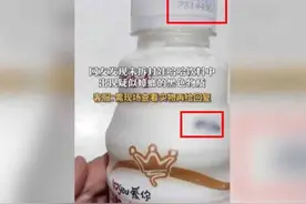 娃哈哈又出"黑料"！被曝光营养快线出现蟑螂，积极回应，网友怒赞图片