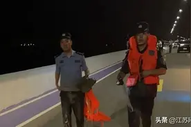 江苏南通：水流湍急时，他们跳入长江！图片