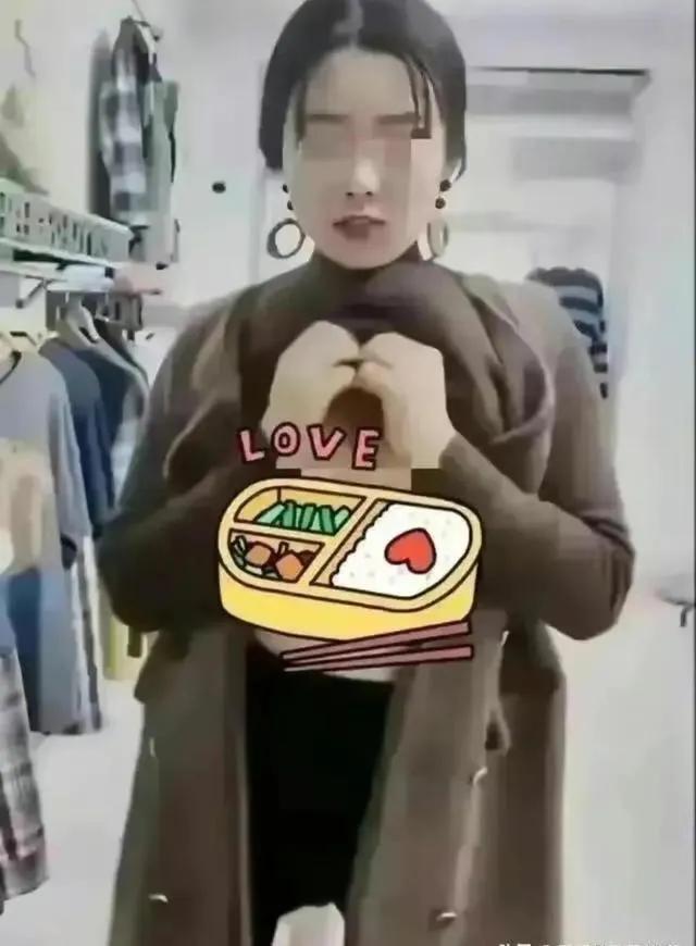 女主播直播“脱裤 露乳” 只为满足榜一大哥打赏，网友：她真不要脸
